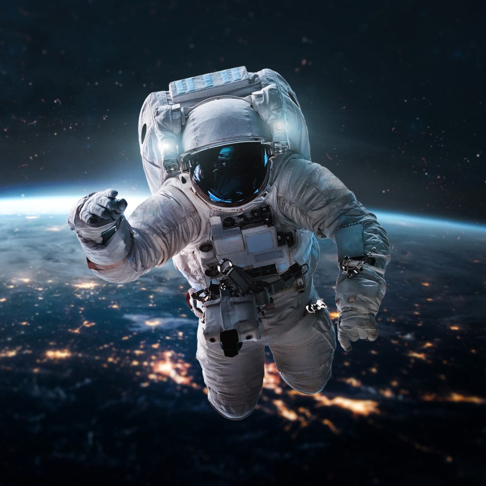 Astronaut schwebt im Weltall, im Hintergrund die Erde