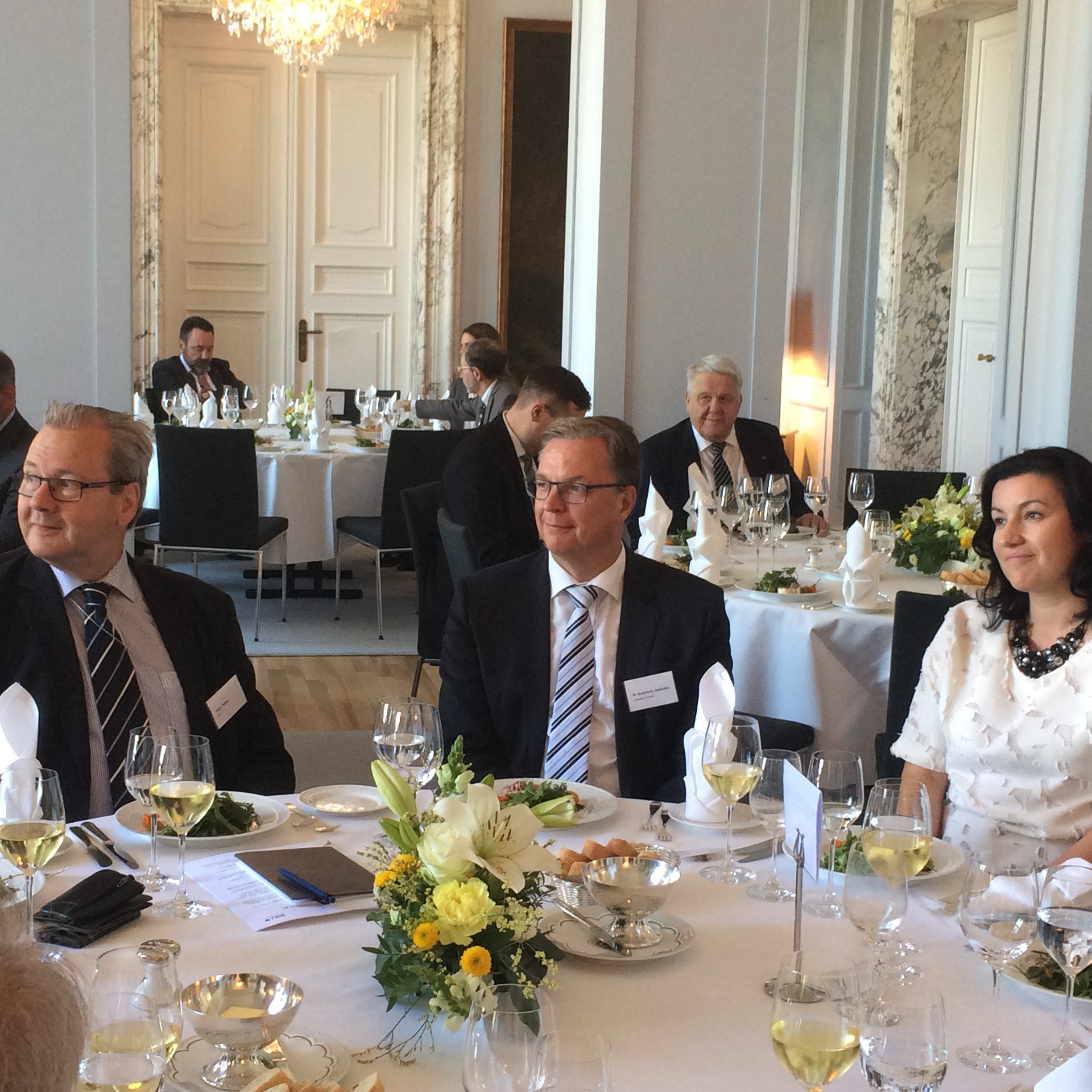 Info-Lunch in der Parlamentarischen Gesellschaft im Rahmen der BDLI-Gesprächsreihe AeroSpace Insights (v.r.n.l.: Staatsministerin für Digitales, Dorothee Bär, Dr. Johannes Bußmann, Vorstandsvorsitzender der Lufthansa Technik und BDLI-Hauptgeschäftsführer Volker Thum)