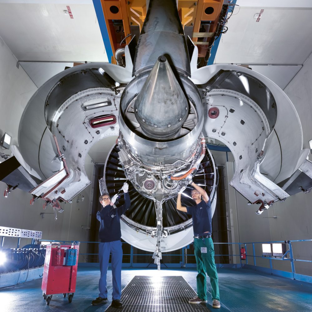 Two people working on an airplane Zwei Menschen arbeiten an einem Flugzeug
