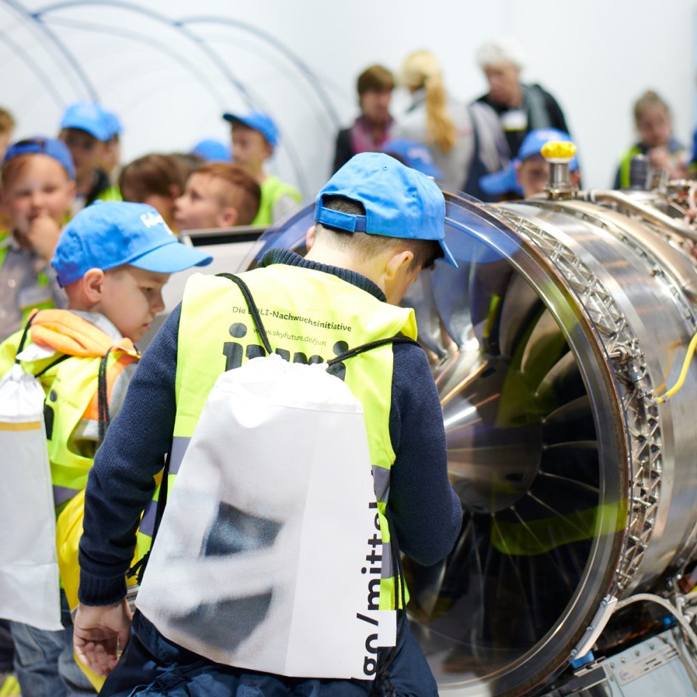 Junge untersucht eine Turbine