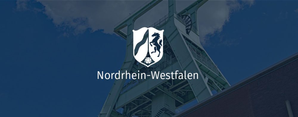 Wappen NRW mit Industriebau im Hintergrund