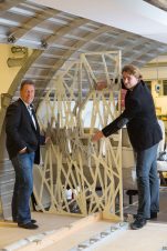 Peter Sander und Bastian Schäfer, Innovationsmanager bei Airbus, mit Kabinentrennwand im bionischen Design. © Airbus