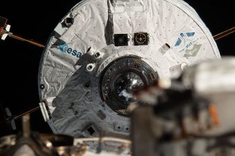 ATV-5 nähert sich der Internationalen Raumstation. Die schwarze Öffnung oberhalb des ESA-Logos zeigt das neu entwickelte Andocksystem. Copyright: ESA/NASA/Roscosmos–O. Artemyev