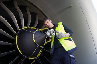 Ein Lufthansa Techniker kontrolliert den perfekten Sitz des Triebwerks-Sprühadapters. Copyright: Sonja Brüggemann / Lufthansa Technik AG
