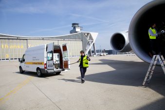 Die gesamt Steuerungsstation befindet in einem Kleintransporter und kann so flexibel von Flugzeug zu Flugzeug gefahren werden. So ist eine Triebwerkswäsche auch direkt am Gate möglich. Copyright: Sonja Brüggemann / Lufthansa Technik AG
