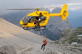 H135 und H145 (Foto, hier Rettzunseinsatz bei der Bergwacht): die bislang einzigen Hubschrauber, die im Grand Canyon fliegen dürfen, wo strengste Lärmschutzvorschriften gelten © Airbus Helicopters 