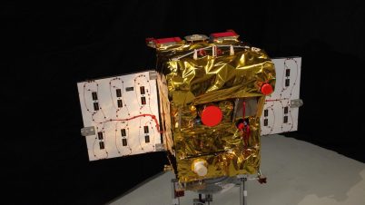 Der Kleinsatellit BIROS (Bispectral InfraRed Optical System) hat ungefähr die Größe eines Kühlschranks und wiegt circa 130 Kilogramm. Er soll aus 500 Kilometer Höhe Ausschau nach Hochtemperaturereignissen auf der Erde halten. Quelle: DLR 