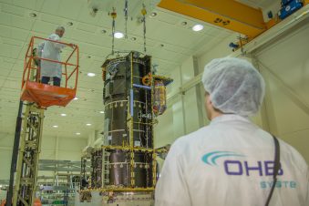 ExoMars Kernmodul TGO beim Wiegen (Foto: OHB)