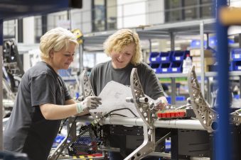 Mitarbeiter bei der ZIM FLUGSITZ GmbH