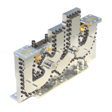 Die neue Tesat-Produktfamilie für Kommunikationssatelliten vereint die Funktionen von bis zu 15 Einzelkomponenten – auf der Größe einer Dollarnote.