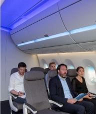 Licht mit hohem Blauanteil hält wach und bereitet Passagiere auf die Zeitverschiebung am Ankunftsort vor.