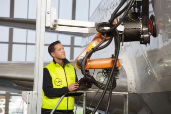Der mobile Roboter von Lufthansa Technik repariert FVK-Bauteile