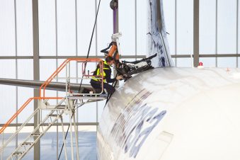 Der mobile Roboter von Lufthansa Technik repariert FVK-Bauteile