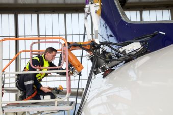 Der mobile Roboter von Lufthansa Technik repariert FVK-Bauteile
