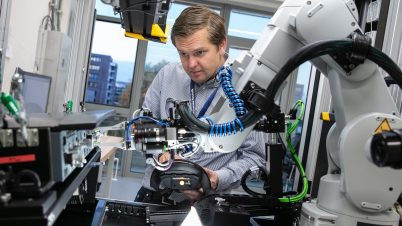 Die Roboteranlage RoCCET kann alle Schalter und Anzeigen überprüfen.