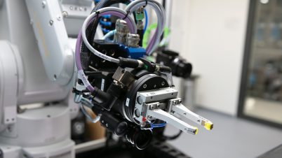 Eine Kamera misst zudem die Lichtstärke sämtlicher Anzeigen aus verschiedenen Winkeln.