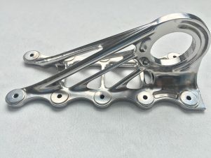 Vorher und nachher: 3D-gedruckte Metallteile wie dieses FCRC Bracket sind nach Druck noch porös und müssen für die weitere industrielle Fertigung poliert werden. Mit 3D SurFin wird die Polierung wasserbasiert und umweltschonend durchgeführt. So können 3D-gedruckte Teile bedenkenlos in der Serienproduktion eingesetzt werden – essentiell für die Nutzung des 3D-Drucks in der Luftfahrt und anderen Branchen. Damit gewinnt Airbus den IDL 2019 in der Kategorie „Smart Factory“. Bildquelle: Airbus
