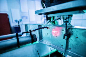 Beim LSP-Verfahren wird zu behandelnde Stelle wird mit einem hochenergetischen Laser beschossen – das dadurch entstehende Plasma erzeugt eine Explosionswelle, die eine Verformungen in das Material einbringt.