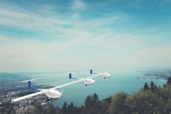 Stundenlang in der Luft: Einzelne Tragflächen werden mit physischen Gelenken zu einem „Verbundflugzeug“ ineinandermontiert. Mit dieser Technologie können elektronisch betriebene, zivile Drohnen in der 25-kg-MTOW-Klasse (maximum take off weight bzw. Höchstabfluggewicht) erstmals über 10 Stunden lang in der Luft bleiben und dabei eine Nutzlast von 7 kg transportieren. Mit dieser Innovation gewinnt die TU Berlin den IDL 2019 in der Kategorie „Fliegen neu Denken“. Bildquelle: TU Berlin