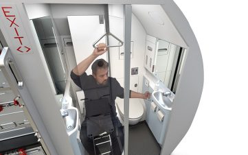 Die kombinierte Galley (Bordküche) und Lavatory (Bordtoilette) für Schmalrumpfflugzeuge der Typen A320 und Boeing 737 ist nicht nur leicht und kostengünstig – erstmals auch barrierefrei. Der Rollstuhlfahrer fährt in die erste Kabine und hebt sich selbst problemlos in die zweite Kabine hinein, ohne die Hilfe anderer Personen. Mit dieser Technologie gewinnt Diehl Aviation Laupheim den IDL 2019 in der Kategorie „Emissionsreduktion“. Bildquelle: Diehl Aviation Laupheim