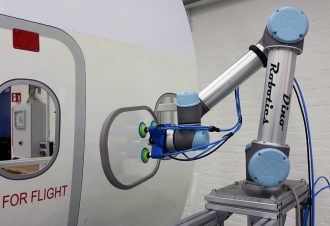 Nimmt Tuchfühlung mit einer Flugzeugkabine auf. Ausgestattet mit 3D-Sensorik und künstlicher Intelligenz sollen auch Roboter bald zuverlässiges Greifen von Objekten beherrschen. Dies kann bisher nur der Mensch intuitiv. Dino Robotics gewinnt mit dieser Innovation den IDL 2019 in der Kategorie „Cross Innovation“. Bildquelle: Dino Robotics