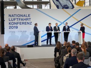 Thomas Jarzombek, Koordinator der Bundesregierung für Luft- und Raumfahrt, Martin Dulig, Sächsischer Staatsminister für Wirtschaft, Arbeit und Verkehr und Steffen Bilger, Parlamentarischer Staatssekretär im Bundesministerium für Verkehr und digitale Infrastruktur, eröffnen die 1. Nationale Luftfahrtkonferenz  