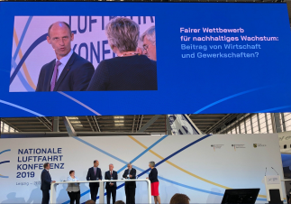 BDLI-Präsident Richter fordert bei 1. Nationaler Luftfahrtkonferenz,  in Deutschland eine Industrie zur Herstellung klimaneutraler Kraftstoffe aufzubauen. 