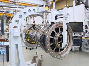 Der Zusammenbau der Triebwerke erfolgt automatisiert und papierlos