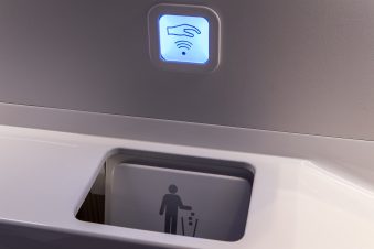 Selbst der Abfalleimer öffnet und schließt berührungsfrei.