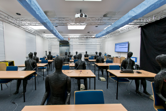 The new vertical ventilation concept from OHB brings treated air into the room below, the aerosol-laden air is extracted from the ceiling - a horizontal distribution of viruses or aerosols is significantly reduced. © DLR