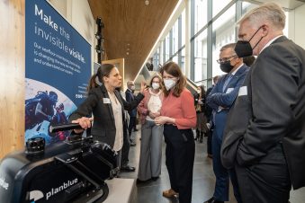 Presserundgang durch die begleitende Ausstellung mit hochrangigen Vertretern aus Industrie und Politik