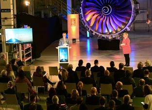 Beim Triebwerkhersteller Rolls-Royce Deutschland in Dahlewitz bei Berlin wurden 11 JournalistInnen ausgezeichnet 