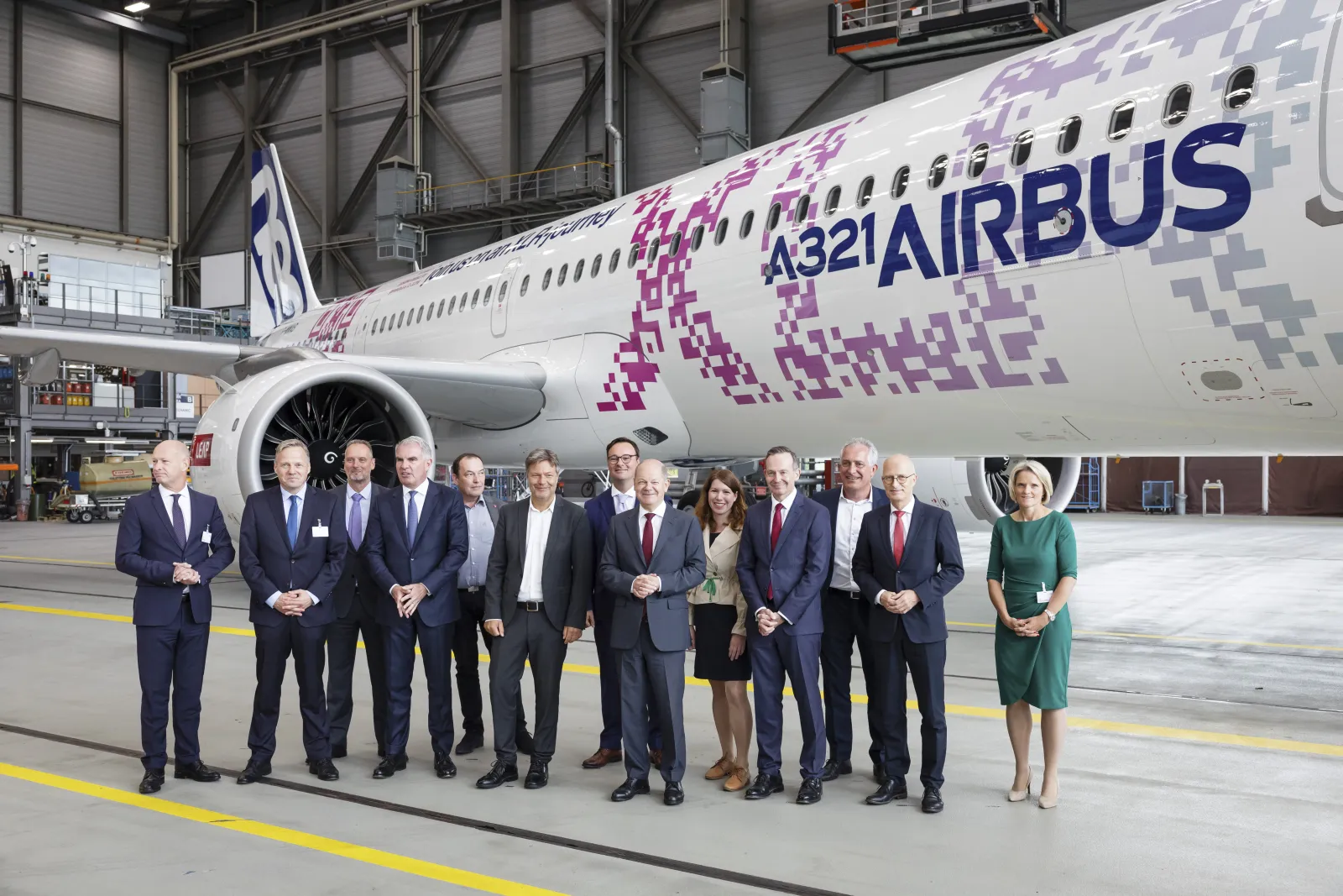 Bundeskanzler Olaf Scholz eröffnet die 3. Nationale Luftverkehrskonferenz am Flughafen Hamburg bei Lufthansa Technik.(Foto: Dirk Deckbar) 