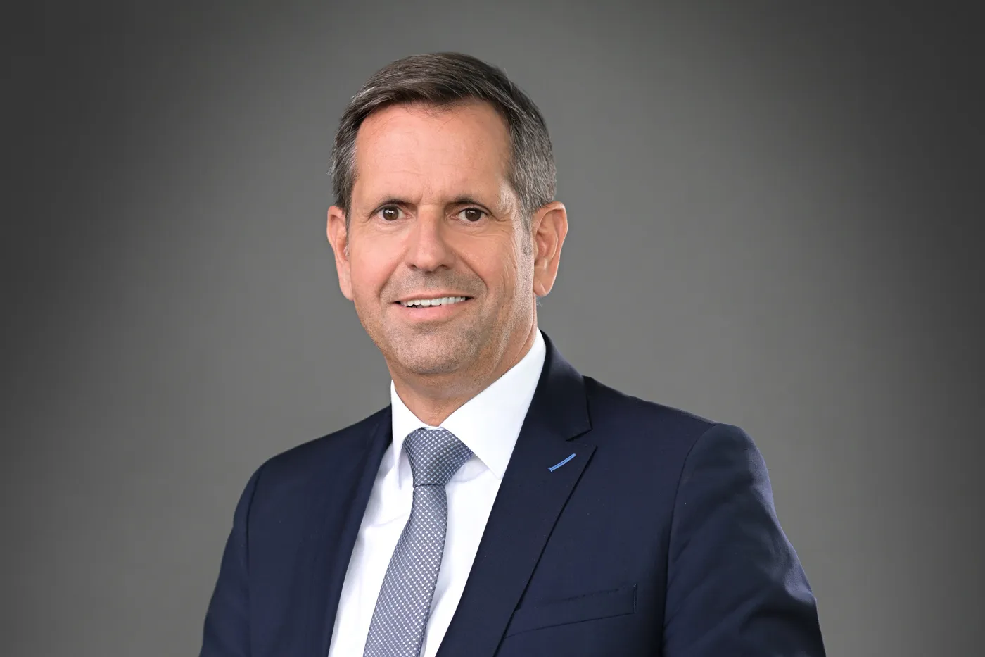 Lächelnder Olaf Lies mit Anzug
