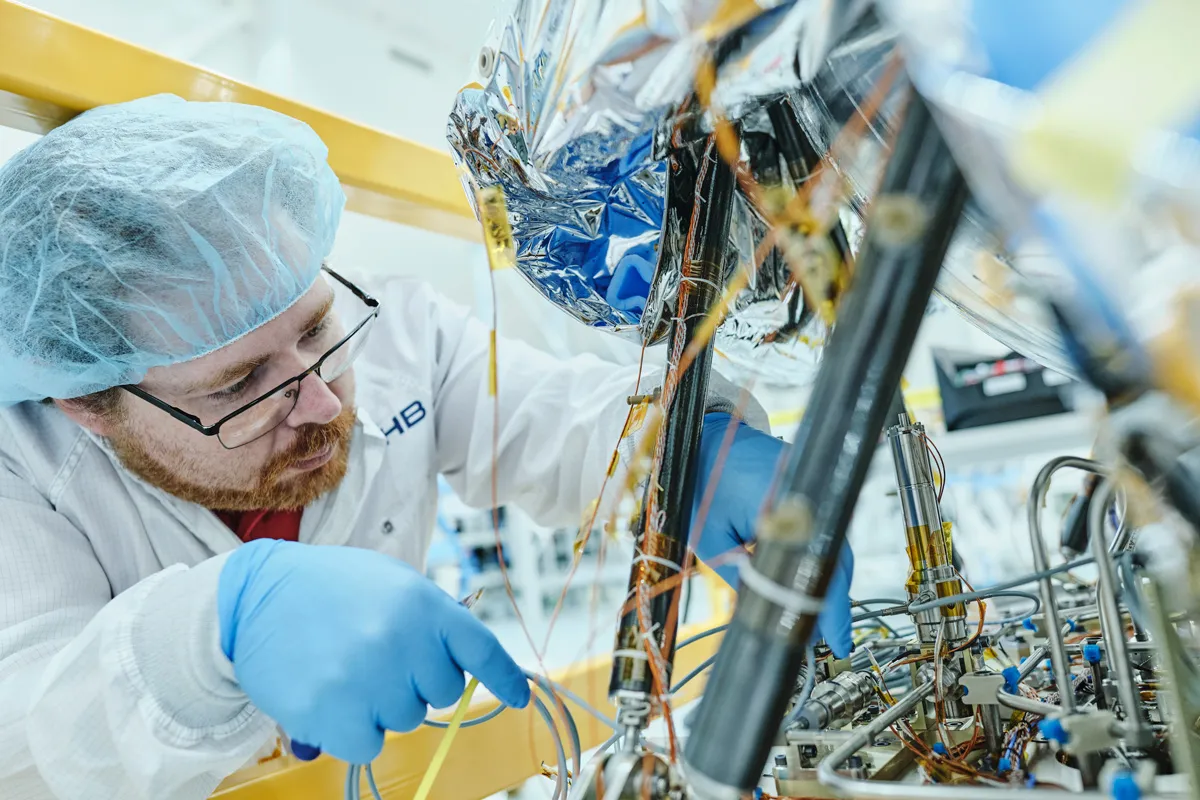 Konzentrierte Arbeit im Reinraum an einem der beiden CO2M-Satelliten.