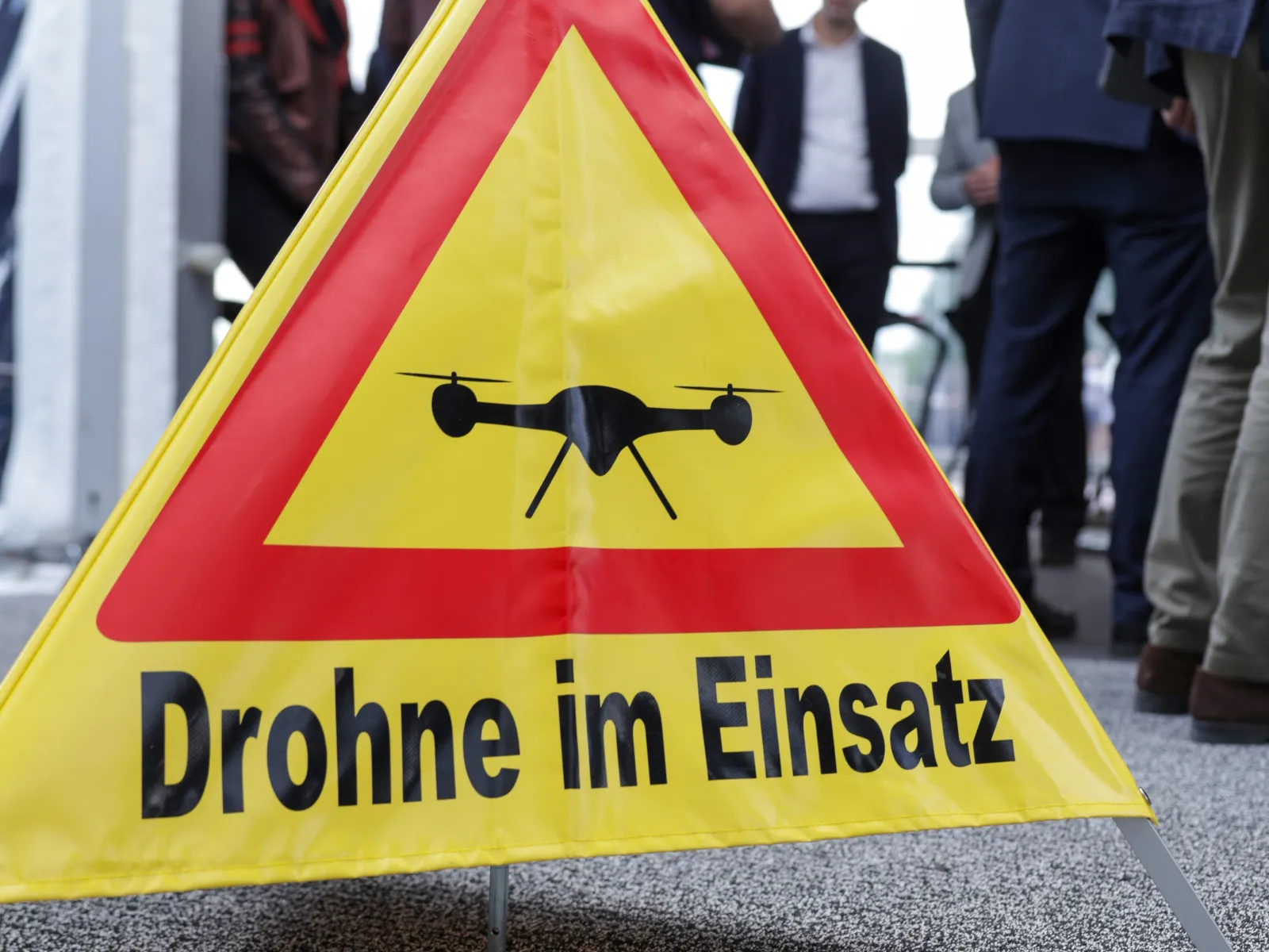Drohne im Einsatz Warnschild