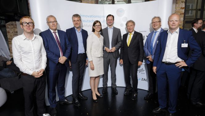 Innovationspreis 2017: v.l.n.r. Dr. Joachim Bühler, Mitglied der Geschäftsleitung Politik & Wirtschaft, Bitkom e.V., Prof. Rolf Henke, DLR-Luftfahrtvorstand, Dieter Janecek, MdB, Wirtschaftspolitischer Sprecher Bündis 90/Die Grünen, Catrin Hinkel, Vorstandmitglied Accenture Deutschland GmbH, Dirk Wiese, MdB, PStS bei der Bundesministerin für Wirtschaft und Energie, Norbert Barthle, MdB, PStS beim Bundesminister für Verkehr und digitale Infrastruktur, Volker Thum, Hauptgeschäftsführer BDLI, Prof. Dr. Thomas Prefi, Gründer und Geschäftsführer P3 group GmbH. Innovationspreis 2017: v.l.n.r. Dr. Joachim Bühler, Mitglied der Geschäftsleitung Politik & Wirtschaft, Bitkom e.V., Prof. Rolf Henke, DLR-Luftfahrtvorstand, Dieter Janecek, MdB, Wirtschaftspolitischer Sprecher Bündis 90/Die Grünen, Catrin Hinkel, Vorstandmitglied Accenture Deutschland GmbH, Dirk Wiese, MdB, PStS bei der Bundesministerin für Wirtschaft und Energie, Norbert Barthle, MdB, PStS beim Bundesminister für Verkehr und digitale Infrastruktur, Volker Thum, Hauptgeschäftsführer BDLI, Prof. Dr. Thomas