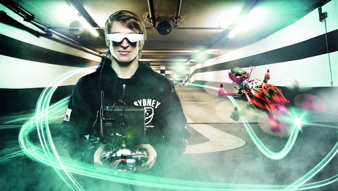 Coole Racing-Action: Beim neuesten Trend „First Person View Racing“ in der Copter-Szene erlebt der Zuschauer via Videobrille das Rennen der Profis wie ein Pilot aus dem Cockpit. Ausprobieren und Mitmachen auf der ILA 2016 ausdrücklich erwünscht Coole Racing-Action: Beim neuesten Trend „First Person View Racing“ in der Copter-Szene erlebt der Zuschauer via Videobrille das Rennen der Profis wie ein Pilot aus dem Cockpit. Ausprobieren und Mitmachen auf der ILA 2016 ausdrücklich erwünscht