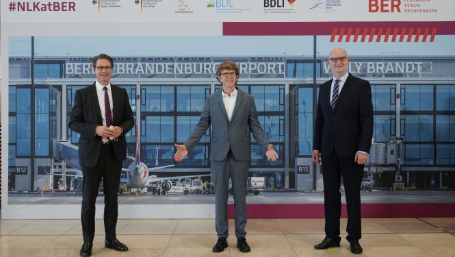 Auftakt zur 2. Nationalen Luftfahrtkonferenz: Flughafenchef Engelbert Lütke Daldrup mit Bundesverkehrsminister Andreas Scheuer und Brandenburgs Ministerpräsidenten Dietmar Woidke (Copyright: Oliver Lang / Flughafen Berlin Brandenburg GmbH) Auftakt zur 2. Nationalen Luftfahrtkonferenz: Flughafenchef Engelbert Lütke Daldrup mit Bundesverkehrsminister Andreas Scheuer und Brandenburgs Ministerpräsidenten Dietmar Woidke (Copyright: Oliver Lang / Flughafen Berlin Brandenburg GmbH)