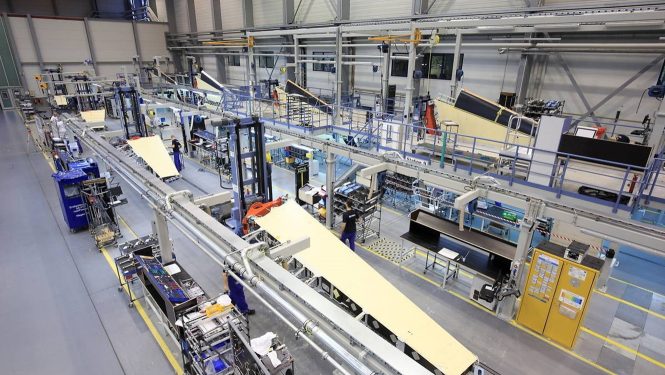 Ähnlich der Fließbandfertigung im Automobilbau durchlaufen die Seitenleitwerke der A320 mehrere Stationen. (Foto: Airbus) Ähnlich der Fließbandfertigung im Automobilbau durchlaufen die Seitenleitwerke der A320 mehrere Stationen. (Foto: Airbus)