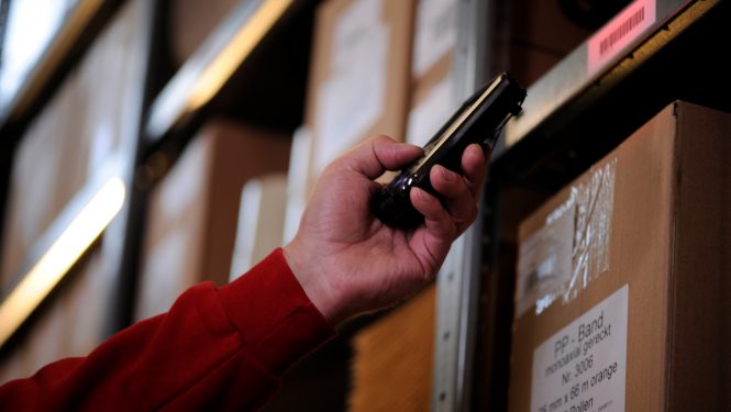 Der Verbrauch von C-Teilen wird per Scanner ermittelt. Die Nachbestellung erfolgt automatisiert. Der Verbrauch von C-Teilen wird per Scanner ermittelt. Die Nachbestellung erfolgt automatisiert.