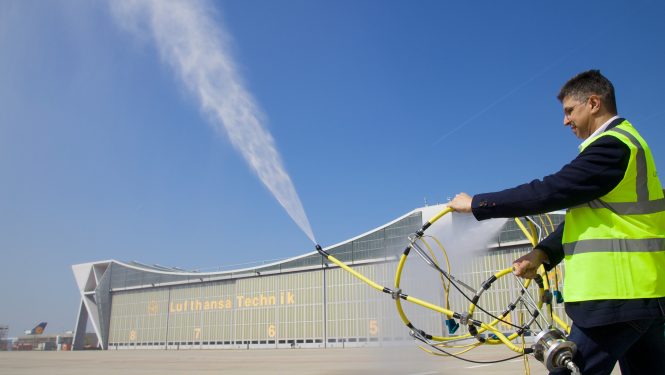 Der komplette Sprühadapter mit den Hochdruckdüsen kann bequem von einer Person angebracht werden.Copyright: Sonja Brüggemann / Lufthansa Technik AG Der komplette Sprühadapter mit den Hochdruckdüsen kann bequem von einer Person angebracht werden.Copyright: Sonja Brüggemann / Lufthansa Technik AG