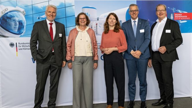 v.l.n.r.: Holger W. Oelze, Vorstandsvorsitzender der AVIASPACE BREMEN e.V., Kristina Vogt, Senatorin für Wirtschaft, Arbeit und Europa der Freien Hansestadt Bremen, Dr. Anna Christmann, MdB, Koordinatorin der Bundesregierung für die deutsche Luft- und Raumfahrt, Martin Kroell, BDLI-Mittelstandsbeauftragter und Mitglied des Präsidiums, Volker Thum, BDLI-Hauptgeschäftsführer v.l.n.r.: Holger W. Oelze, Vorstandsvorsitzender der AVIASPACE BREMEN e.V., Kristina Vogt, Senatorin für Wirtschaft, Arbeit und Europa der Freien Hansestadt Bremen, Dr. Anna Christmann, MdB, Koordinatorin der Bundesregierung für die deutsche Luft- und Raumfahrt, Martin Kroell, BDLI-Mittelstandsbeauftragter und Mitglied des Präsidiums, Volker Thum, BDLI-Hauptgeschäftsführer