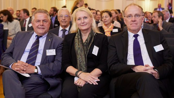 v.l.n.r.: Klaus-Peter Willsch MdB, Prof. Dr. Pascale Ehrenfreund und Marco Fuchs, BDLI-Vizepräsident Raumfahrt v.l.n.r.: Klaus-Peter Willsch MdB, Prof. Dr. Pascale Ehrenfreund und Marco Fuchs, BDLI-Vizepräsident Raumfahrt