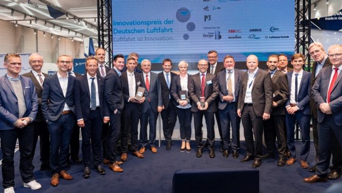 Die Gewinner des IDL 2018, edm aerotec, Premium AEROTEC, Rolls-Royce und Airbus Operations mit den Laudatoren und einigen Jurymitgliedern Die Gewinner des IDL 2018, edm aerotec, Premium AEROTEC, Rolls-Royce und Airbus Operations mit den Laudatoren und einigen Jurymitgliedern
