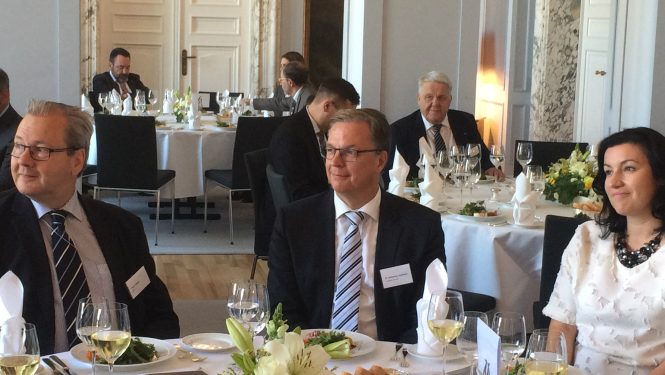 Info-Lunch in der Parlamentarischen Gesellschaft im Rahmen der BDLI-Gesprächsreihe AeroSpace Insights (v.r.n.l.: Staatsministerin für Digitales, Dorothee Bär, Dr. Johannes Bußmann, Vorstandsvorsitzender der Lufthansa Technik und BDLI-Hauptgeschäftsführer Volker Thum) Info-Lunch in der Parlamentarischen Gesellschaft im Rahmen der BDLI-Gesprächsreihe AeroSpace Insights (v.r.n.l.: Staatsministerin für Digitales, Dorothee Bär, Dr. Johannes Bußmann, Vorstandsvorsitzender der Lufthansa Technik und BDLI-Hauptgeschäftsführer Volker Thum)