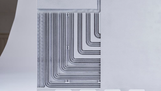 Die 3-D-gedruckten Kanäle auf den innovativen Kühlplatten von APworks Die 3-D-gedruckten Kanäle auf den innovativen Kühlplatten von APworks