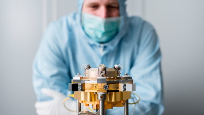 Jena-Optronik steuert für Sentinel-4 mehrere optische Systeme bei, die hochaufgelöste Aufnahmen unseres Planeten Erde machen. © Florian Brill für Jena-Optronik GmbH Jena-Optronik steuert für Sentinel-4 mehrere optische Systeme bei, die hochaufgelöste Aufnahmen unseres Planeten Erde machen. © Florian Brill für Jena-Optronik GmbH