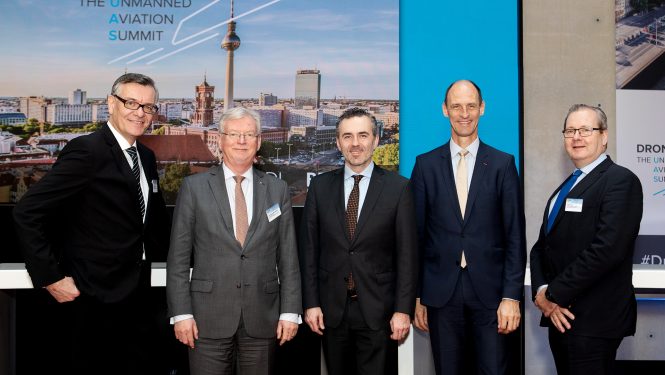 v.l.n.r.: Matthias von Randow, Geschäftsführer BDL; Prof. Klaus-Dieter Scheurle, Präsident des BDL; Thomas Jarzombek, Koordinator der Bundesregierung für Luft- und Raumfahrt; Dr. Klaus Richter, Präsident des BDLI; Volker Thum, BDLI-Hauptgeschäftsführer v.l.n.r.: Matthias von Randow, Geschäftsführer BDL; Prof. Klaus-Dieter Scheurle, Präsident des BDL; Thomas Jarzombek, Koordinator der Bundesregierung für Luft- und Raumfahrt; Dr. Klaus Richter, Präsident des BDLI; Volker Thum, BDLI-Hauptgeschäftsführer