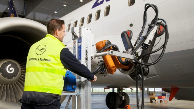 Der mobile Roboter von Lufthansa Technik repariert FVK-Bauteile